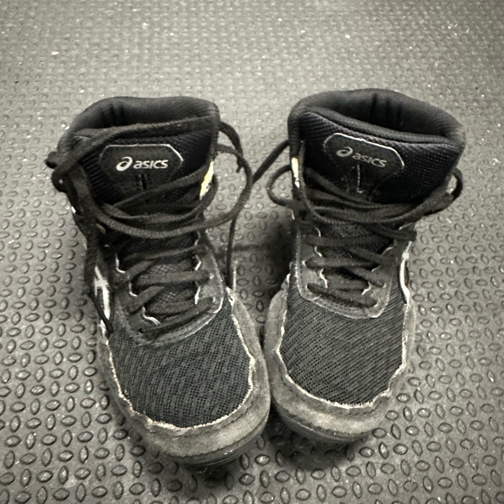 ASICS Kids Black wrestling shoes